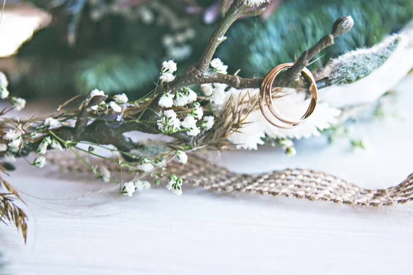 结婚戒指，乡村风格的结婚配件。 邀请，新娘的花环. — 图库照片