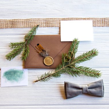 Evlilik yüzükleri, kırsal tarzda düğün aksesuarları. Davetiye, gelin çelengi..