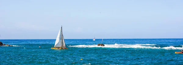 Embankment Tel Aviv. Boardwalk zone. sea view from the promenade. Israel, Tel Aviv. — Stock Photo, Image