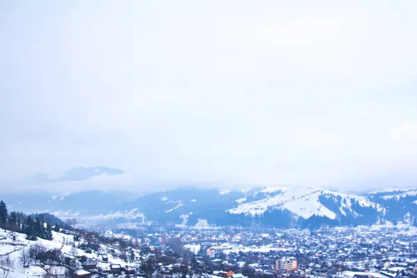 Paisaje de invierno. Montañas en la nieve. La primera nieve en las montañas . — Foto de Stock