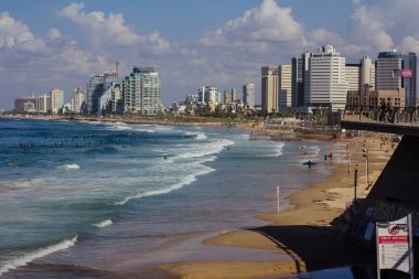 Tel Aviv seti. Tahta kaldırım bölgesi. Güverteden deniz manzarası. İsrail, Tel Aviv.