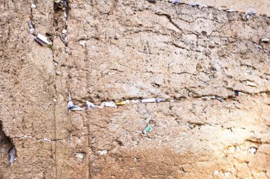 Kudüs. Gözyaşı Duvarı. Batı Duvarı. Batı Duvarı 'nda Tanrı' ya yalvaran notlar..