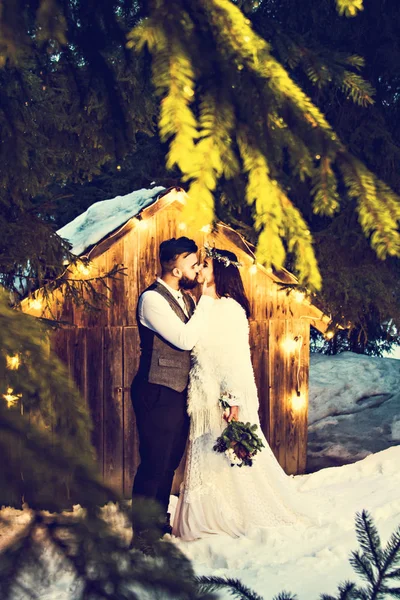 Pareja recién casada, novia y novio en el fondo de una antigua casa de madera y guirnalda retro . —  Fotos de Stock