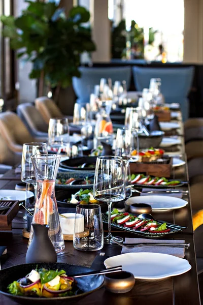 Vacsoraasztal egy gyönyörű, drága étteremben. — Stock Fotó