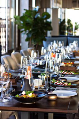 Güzel ve pahalı bir restoranda yemek masası servis ettim.