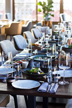 Güzel ve pahalı bir restoranda yemek masası servis ettim.