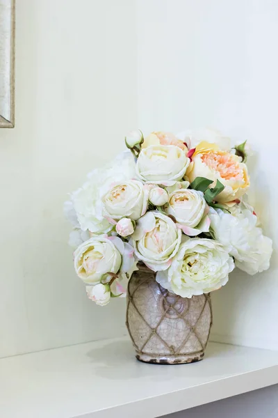 Розовые и белые пионы в вазе и картинке — стоковое фото