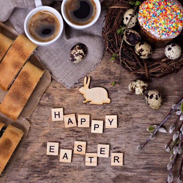 Velikonoční dekorace, nápis "Velikonoce", velikonoční dort, vejce, velikonoční zajíček, — Stock fotografie
