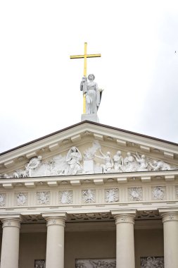Vilnius, Litvanya - 24 Temmuz 2019 Vilnius şehrinin antik sokakları. Eski Avrupa şehir caddesi, turistler etrafında yürüyüş ve araba Vilnius şehir merkezinde sokak aşağı geçiyor, Litvanya