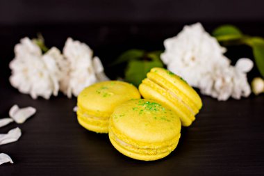 Koyu arkaplanda sarı badem kurabiyeleri