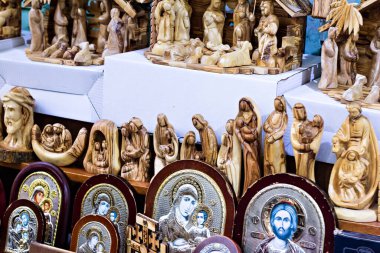 Kudüs 'teki eski kasaba pazarında satılık kırmızı seramik narlar. Hediyelik eşya dükkanlarının güzel fotoğrafı.