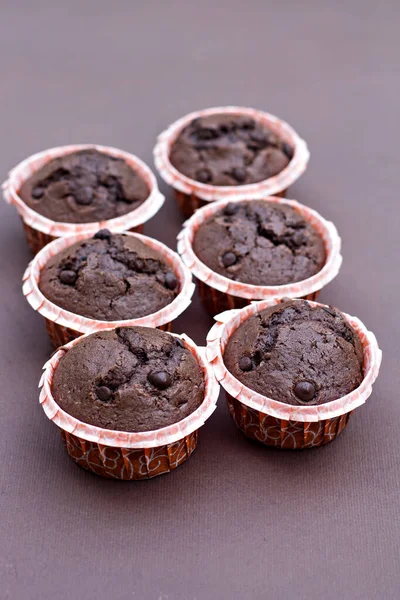 Chocolade Muffins Een Donkere Achtergrond Ondiepe Scherptediepte — Stockfoto