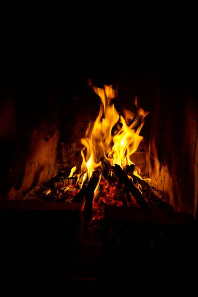在壁炉里生火火焰在黑暗的背景上燃烧 夜间著火 壁炉和壁炉中的篝火 创意的背景 — 图库照片