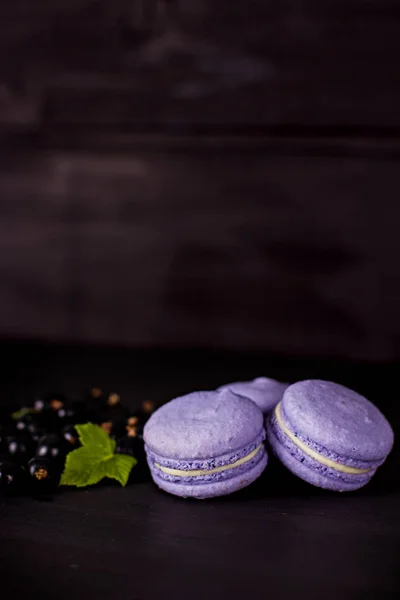 Macarons Cookies Dark Background Sweet Colorful Macaroon Cookies Tower Dark — Stock Photo, Image