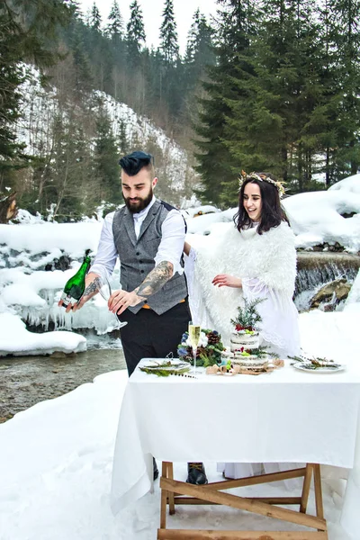 Los Novios Invierno Naturaleza Beben Champán Abrazo Novio Traje Novia —  Fotos de Stock