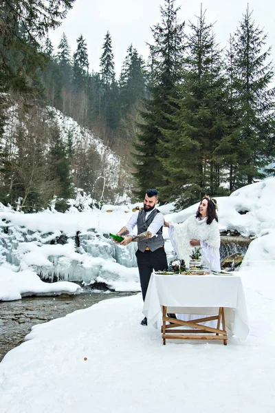 Los Novios Invierno Naturaleza Beben Champán Abrazo Novio Traje Novia —  Fotos de Stock