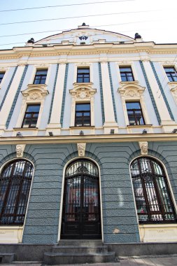 CHERNIVTSI, UKRAINE - Ağustos 2017: Olga Kobylianska adlı yaya sokağı. Çernovtsy 'nin merkez caddesi, Kobylianskaya caddesi. Avrupa 'da bir şehirde sokakta güzel binalar.