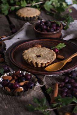 Bektaşi üzümlü turta. Kırsal tarzda. Taze böğürtlenli turta, paslı metal arka planda, meyveli yaz turtası..