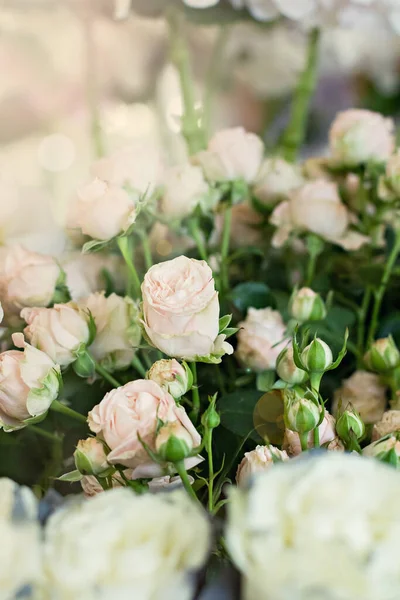 Ramo Las Flores Hermosas Las Rosas Estante Una Florería Ferias — Foto de Stock