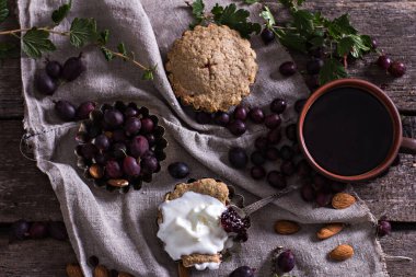 Bektaşi üzümlü turta. Kırsal tarzda. Taze böğürtlenli turta, paslı metal arka planda, meyveli yaz turtası..
