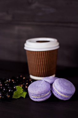 Macarons tanımlama karanlık bir arka plan üzerinde. Boş alan, seçici odak içeren koyu arka plan üzerinde renkli acıbadem kurabiyesi kurabiye ve tatlı kule