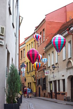 Vilnius, Litvanya - 24 Temmuz 2019 Vilnius şehrinin antik sokakları. Eski Avrupa şehir caddesi, turistler etrafında yürüyüş ve araba Vilnius şehir merkezinde sokak aşağı geçiyor, Litvanya