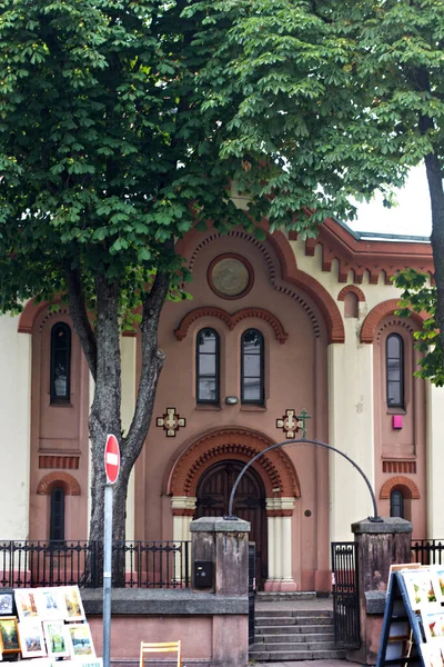 ビリニュス リトアニア 2019年7月24日ビリニュス市の古代通り 古いヨーロッパの街路 観光客が歩き回り 車はビリニュス市 リトアニアのダウンタウンの通りを通り過ぎている — ストック写真