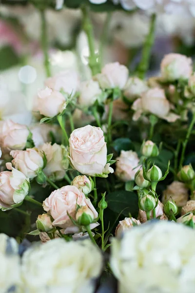 Ramo Las Flores Hermosas Las Rosas Estante Una Florería Ferias — Foto de Stock