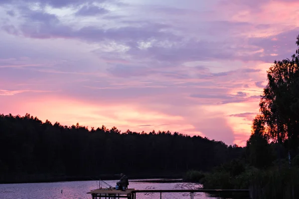 Piękny Różowy Zachód Słońca Nad Rzeką — Zdjęcie stockowe