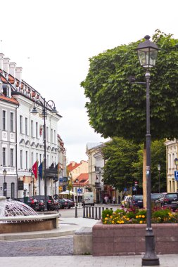 Vilnius, Litvanya - 24 Temmuz 2019 Vilnius şehrinin antik sokakları. Eski Avrupa şehir caddesi, turistler etrafında yürüyüş ve araba Vilnius şehir merkezinde sokak aşağı geçiyor, Litvanya