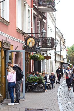 Vilnius, Litvanya - 24 Temmuz 2019 Vilnius şehrinin antik sokakları. Eski Avrupa şehir caddesi, turistler etrafında yürüyüş ve araba Vilnius şehir merkezinde sokak aşağı geçiyor, Litvanya