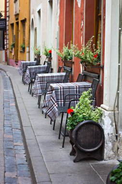 Vilnius, Litvanya - 24 Temmuz 2019 Vilnius şehrinin antik sokakları. Eski Avrupa şehir caddesi, turistler etrafında yürüyüş ve araba Vilnius şehir merkezinde sokak aşağı geçiyor, Litvanya
