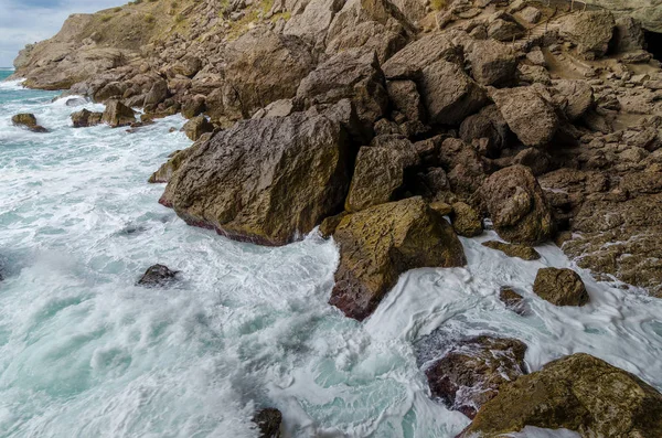 Fırtına Dalgalar Deniz Köpüğü Taşlar Sudak Kırım — Stok fotoğraf