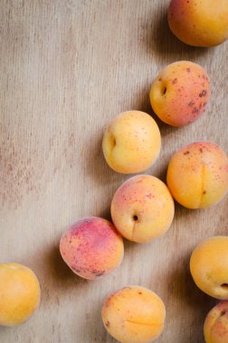 Rustik arka plan üzerinde taze organik kayısı.