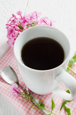 Sabah kahve veya çay ile pembe çiçekler.