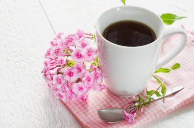 Sabah kahve veya çay ile pembe çiçekler.