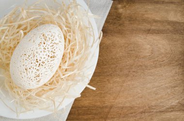 Paskalya kutlamaları için Tablo ayarı. Oyma yumurta.