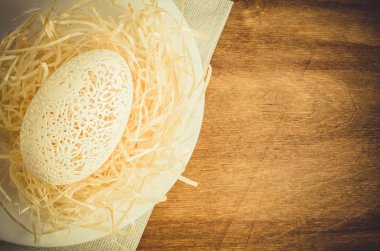 Paskalya kutlamaları için Tablo ayarı. Oyma yumurta.