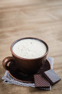 Fincan Cappuccino bir parça çikolata ile.