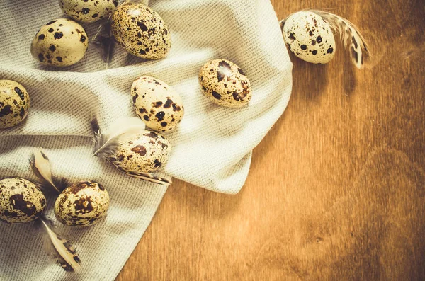 Fresh Organic Quail Eggs on Wooden Table. — Stock Photo, Image