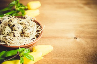 Paskalya yumurta ve bahar çiçekleri bileşimi.