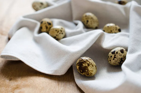 Čerstvé bio Křepelčí vejce na dřevěný stůl. — Stock fotografie