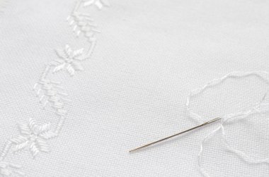 Beyaz ipek nakış ile keten kumaş dokusuna
