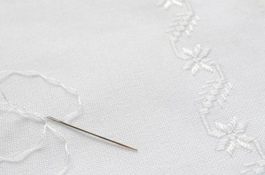 Beyaz ipek nakış ile keten kumaş dokusuna
