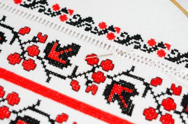 Kanaviçe işi tarafından Slav kırmızı ve siyah nakış.