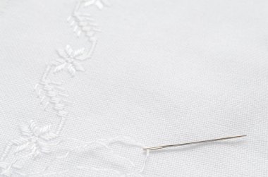 Beyaz ipek nakış ile keten kumaş dokusuna