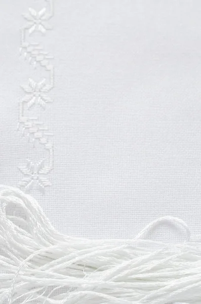 Texture di tessuto di lino con ricamo in seta bianca — Foto Stock