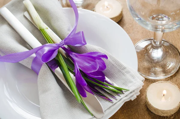 Cadre de table avec des fleurs fraîches et des bougies . Images De Stock Libres De Droits