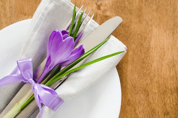 Taze çiçek bahar şenlikli sofra.