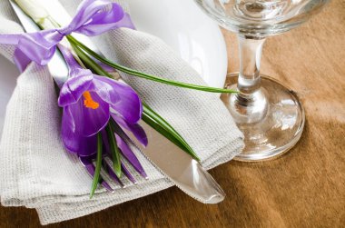 Taze çiçek bahar şenlikli sofra.